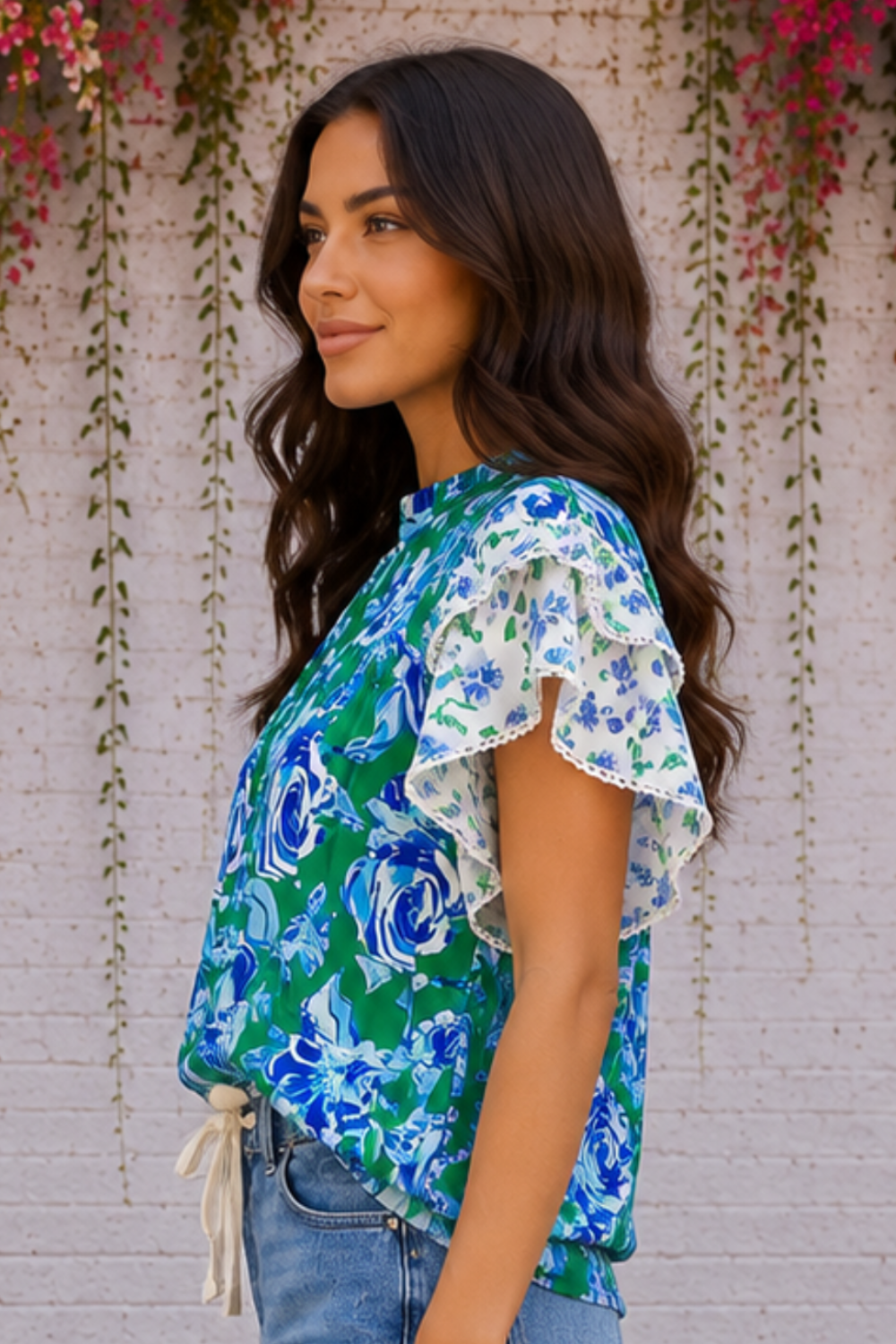 * Blouse
* Ruffle neck
* Flutter sleeve
* Pleated
* Round hem
* Keyhole closure
* No stretch