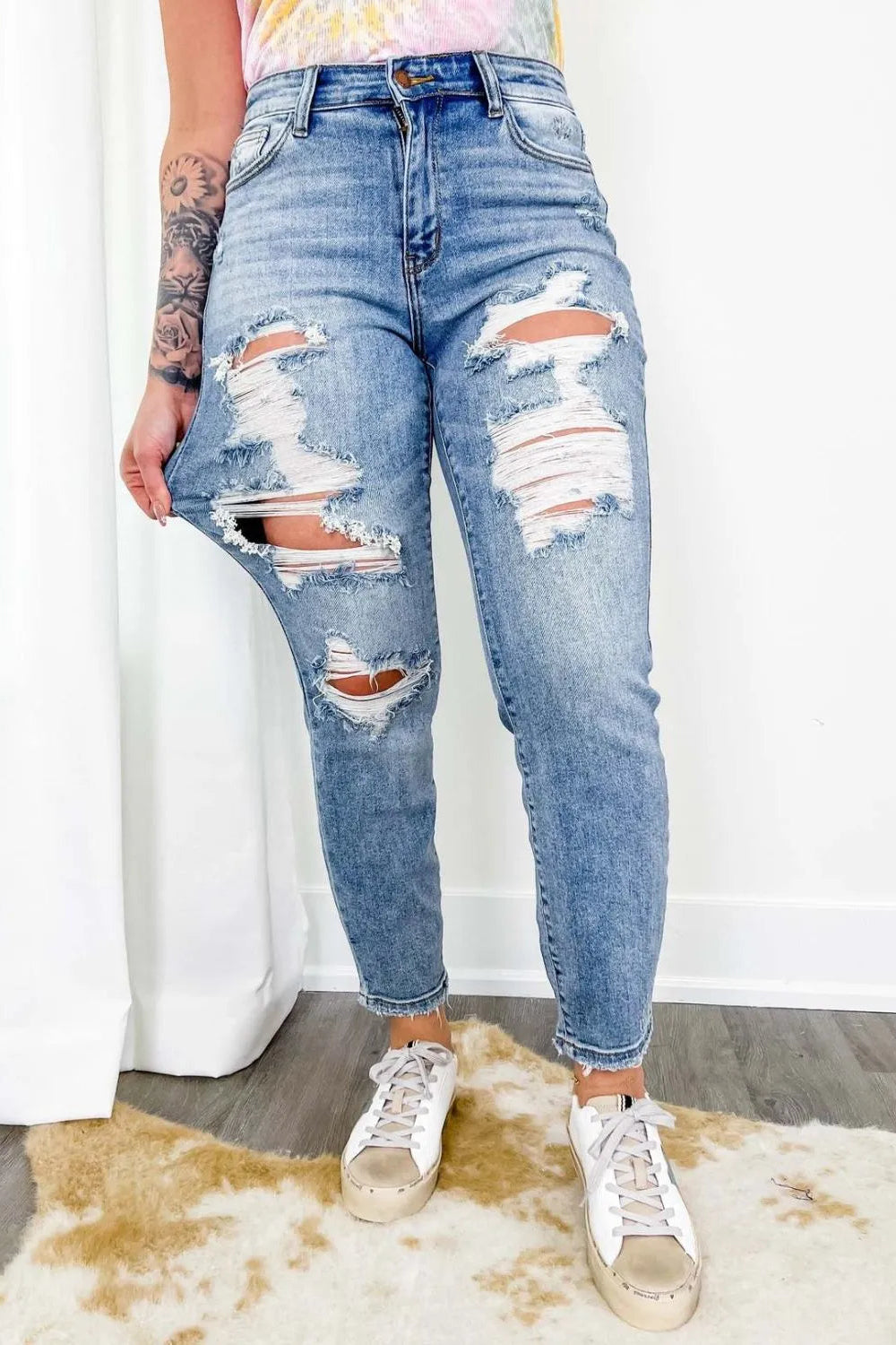 Jeans, mid-rise, skinny, distressed, raw hem, button/zipper closure, belt loops, pocketed, stretchy, front view