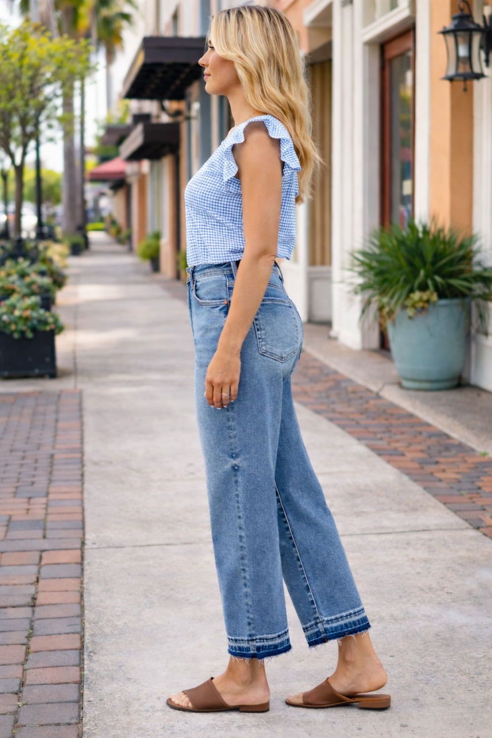 * Risen jeans
* Mid-rise
* Full-size
* Slouchy cropped
* Boyfriend style
* Raw hem
* Pocketed
* Belt loops
* Button/zipper closure
* Stretchy