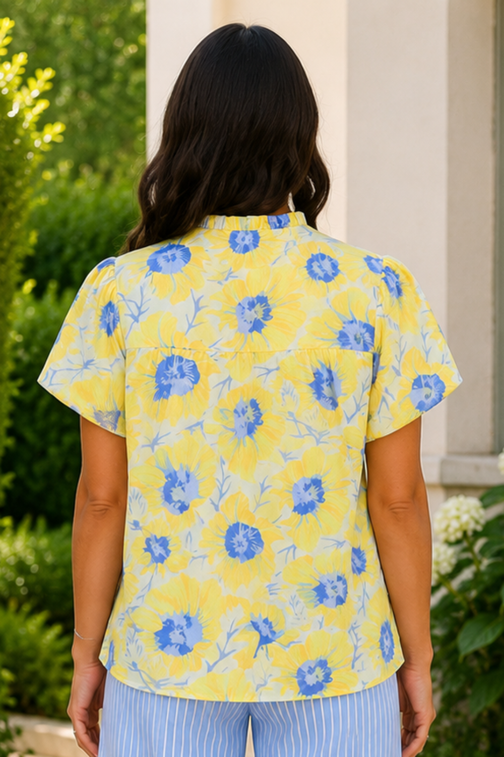 * V-neck
* Short puff sleeve
* Pleated
* Round hem
* Pullover
* No stretch