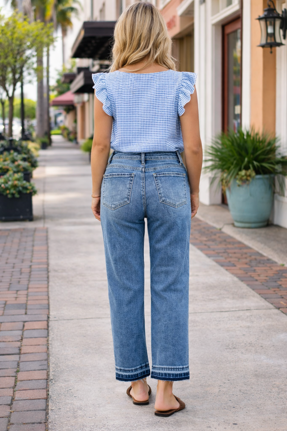 * Risen jeans
* Mid-rise
* Full-size
* Slouchy cropped
* Boyfriend style
* Raw hem
* Pocketed
* Belt loops
* Button/zipper closure
* Stretchy