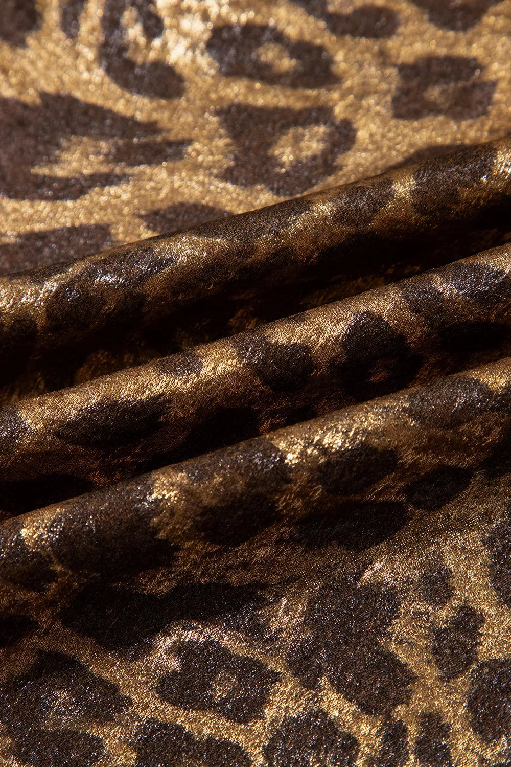 * Pants
* Shiny leopard print
* High-waist
* Back elastic waist
* Wide leg
* Button/zipper closure
* Belt loops
* Buttoned
* No stretch