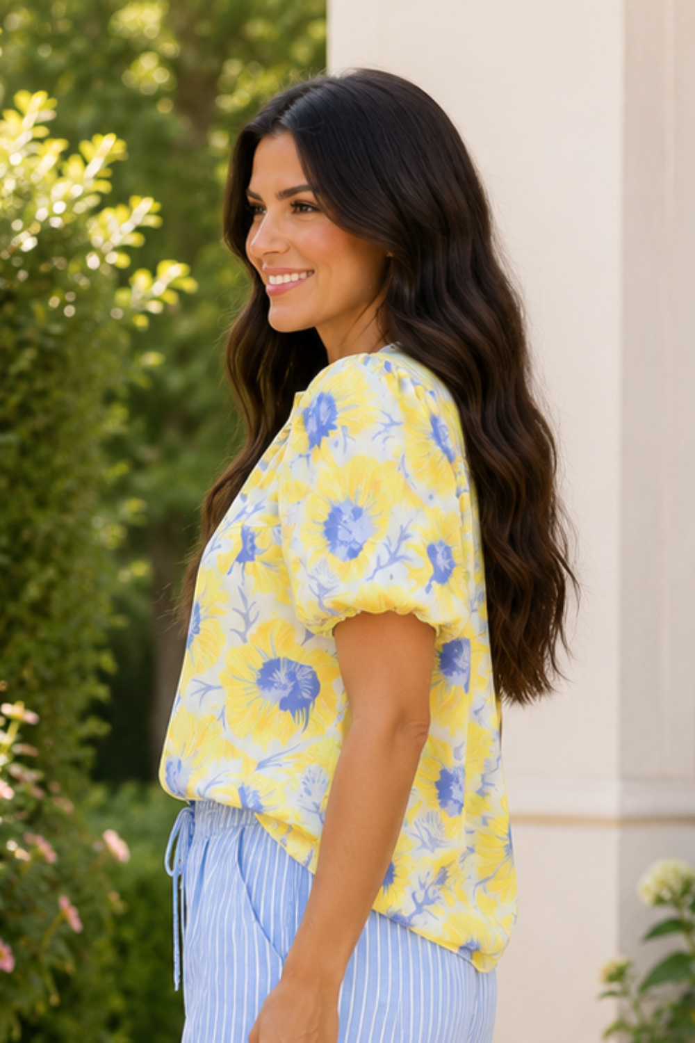 * V-neck
* Short puff sleeve
* Pleated
* Round hem
* Pullover
* No stretch