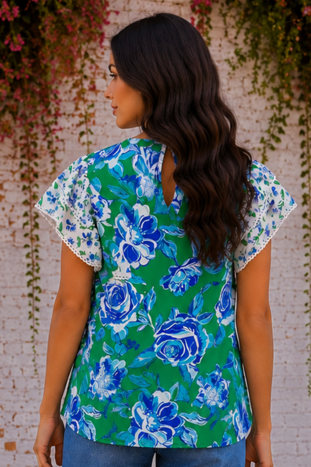 * Blouse
* Ruffle neck
* Flutter sleeve
* Pleated
* Round hem
* Keyhole closure
* No stretch