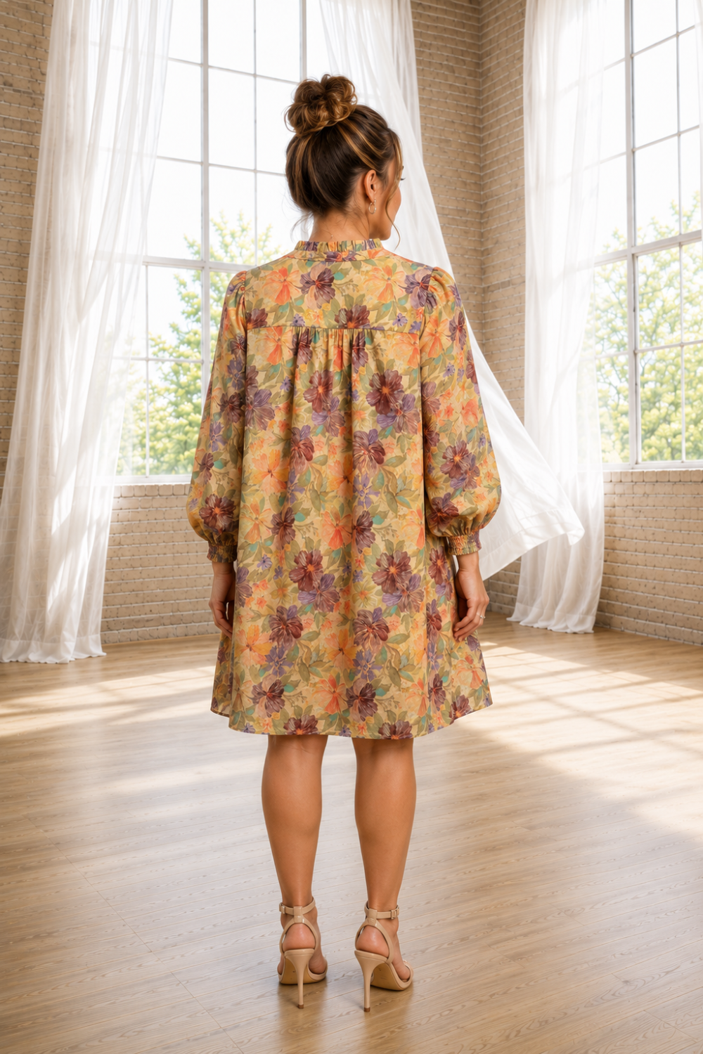 * Mini dress
* Vintage floral print
* Swing syle
* Split neckline
* Buttoned
* 3/4 sleeve
* Smocked cuffs
* Pocketed
* Frill
* Unlined
* No stretch