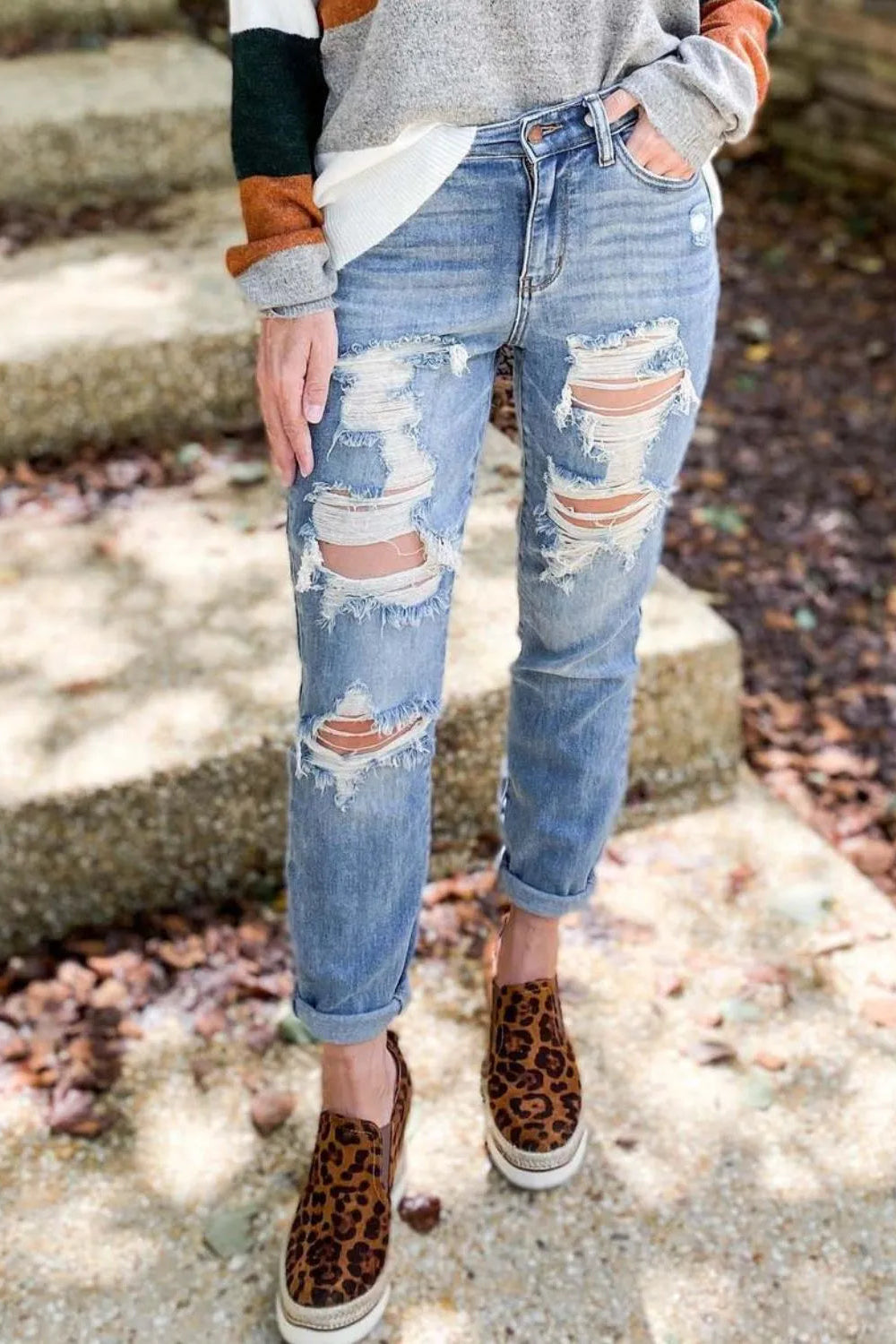 Jeans, mid-rise, skinny, distressed, raw hem, button/zipper closure, belt loops, pocketed, stretchy, front view