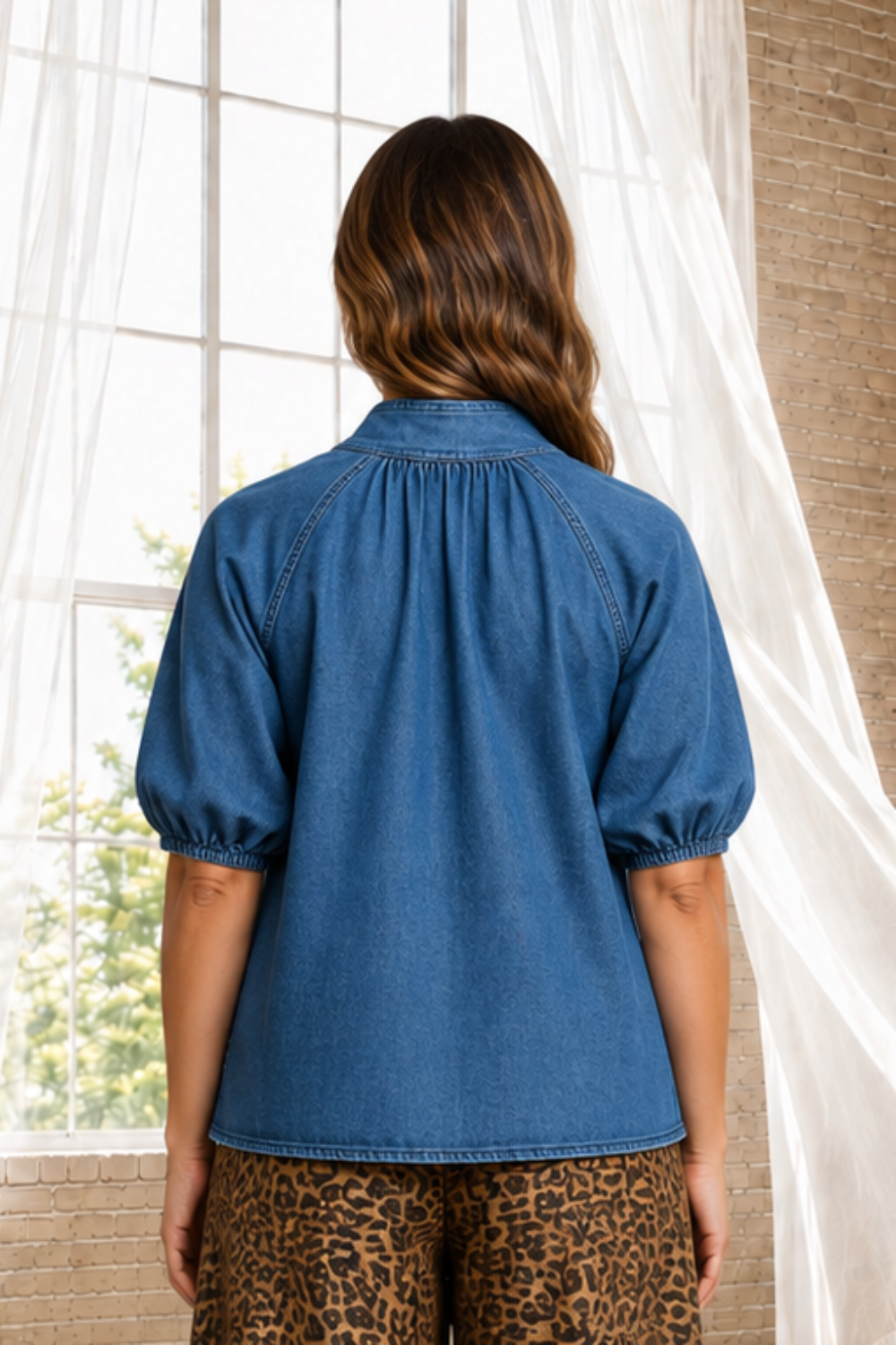 * Top
* Round neck
* Buttoned
* Bow tie
* Puff sleeves
* Pleated
* Slightly stretchy