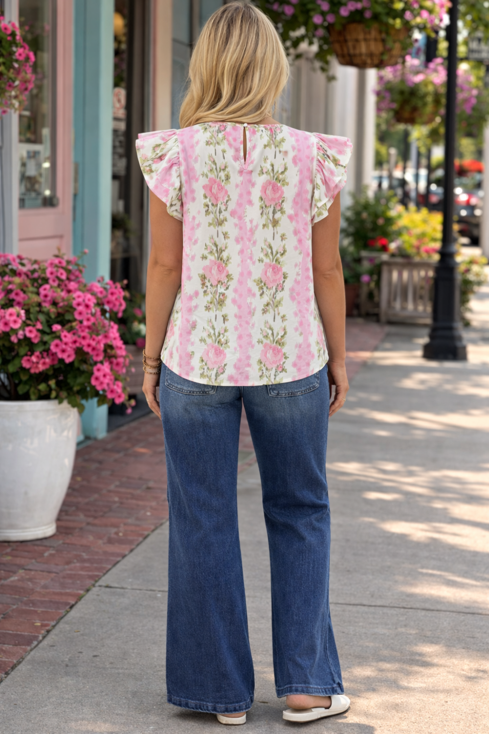 * Risen Jeans
* High-rise
* Wide-leg
* Slanted pockets
* Button/zipper closure
* Belt loops
* Dark wash
* Slightly stretchy