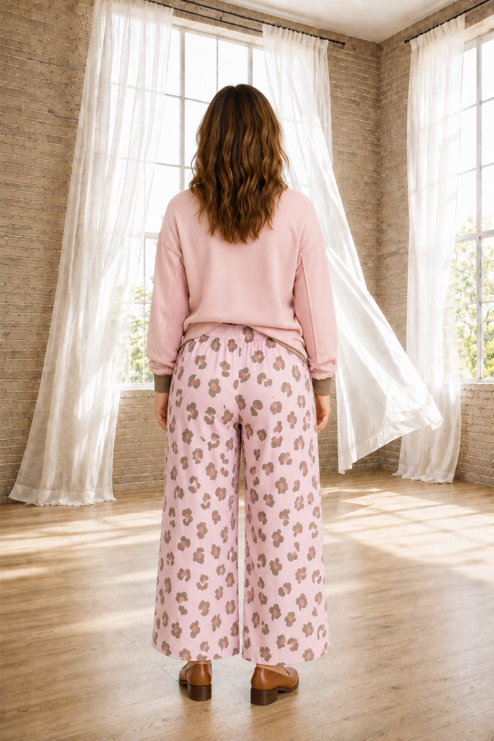 * Pants
* High-waist
* Elastic waist
* Drawstring
* Patch pockets
* Wide leg
* Loose fit
* Slightly stretchy
