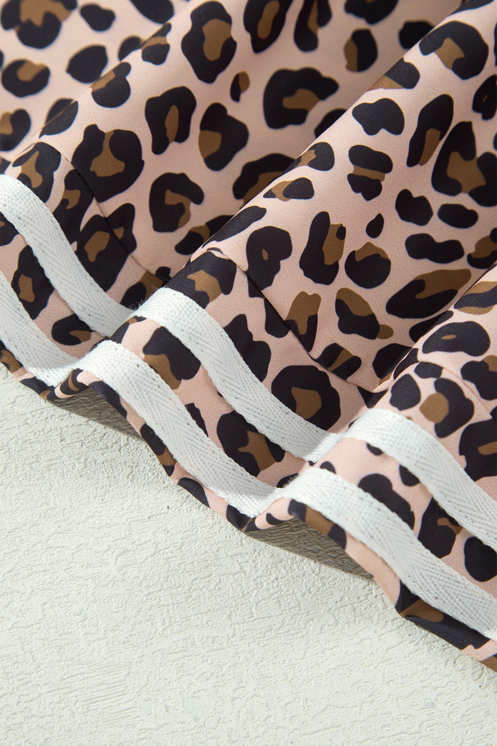 * Pants
* Leopard print
* High-waist
* Elastic waist
* Pocketed
* Double striping contrast
* Wide-leg
* No stretch