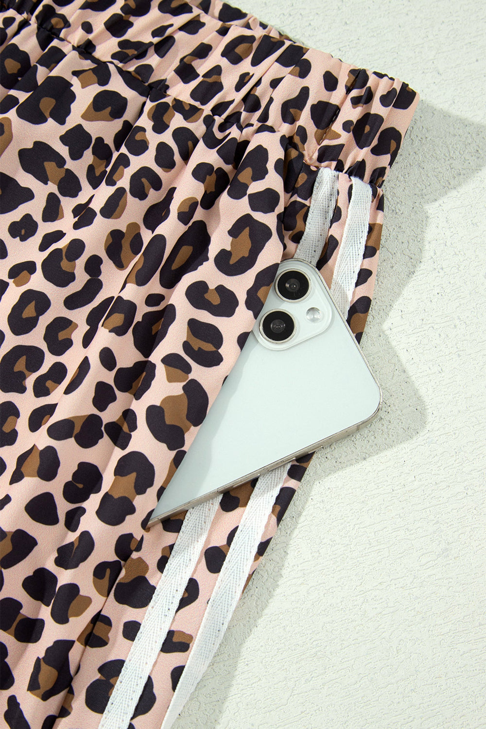* Pants
* Leopard print
* High-waist
* Elastic waist
* Pocketed
* Double striping contrast
* Wide-leg
* No stretch