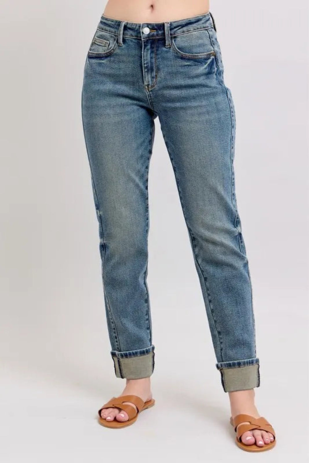 JUDY BLUE FULL-SIZE MID-RISE VINTAGE WASH DOUBLE ROLL CUFF BOYFRIEND JEANS FRONT VIEW