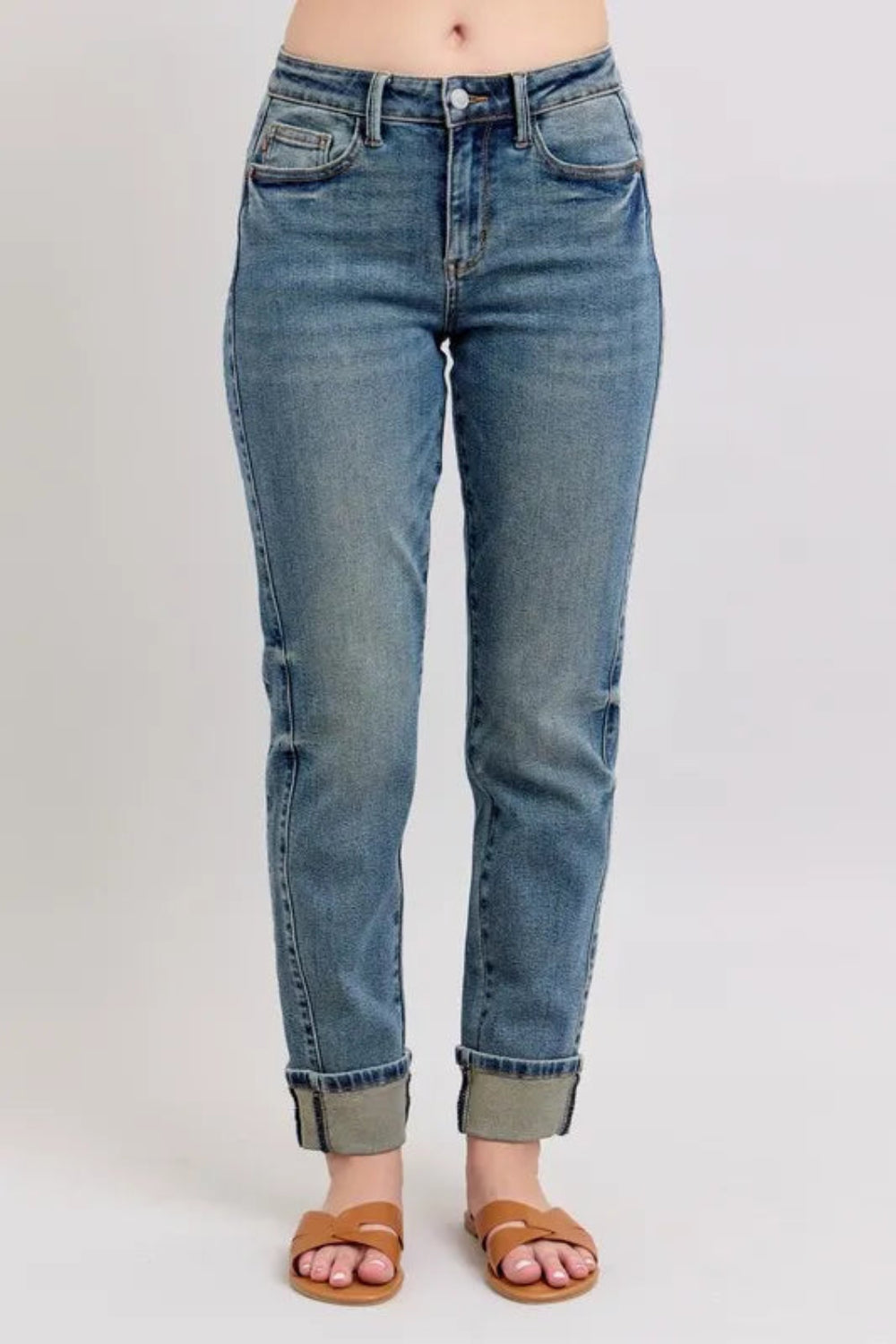 JUDY BLUE FULL-SIZE MID-RISE VINTAGE WASH DOUBLE ROLL CUFF BOYFRIEND JEANS FRONT VIEW