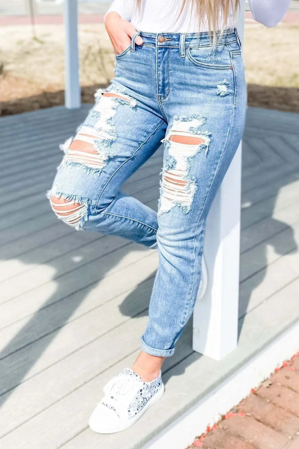 Jeans, mid-rise, skinny, distressed, raw hem, button/zipper closure, belt loops, pocketed, stretchy, front view