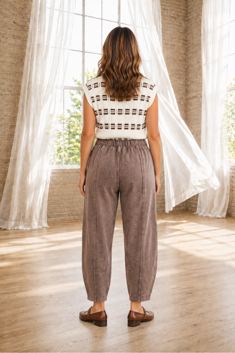 * Pants
* Mineral wash
* Elastic waist
* Barrel leg
* Seam detail
* Cropped
* Pocketed
* No stretch