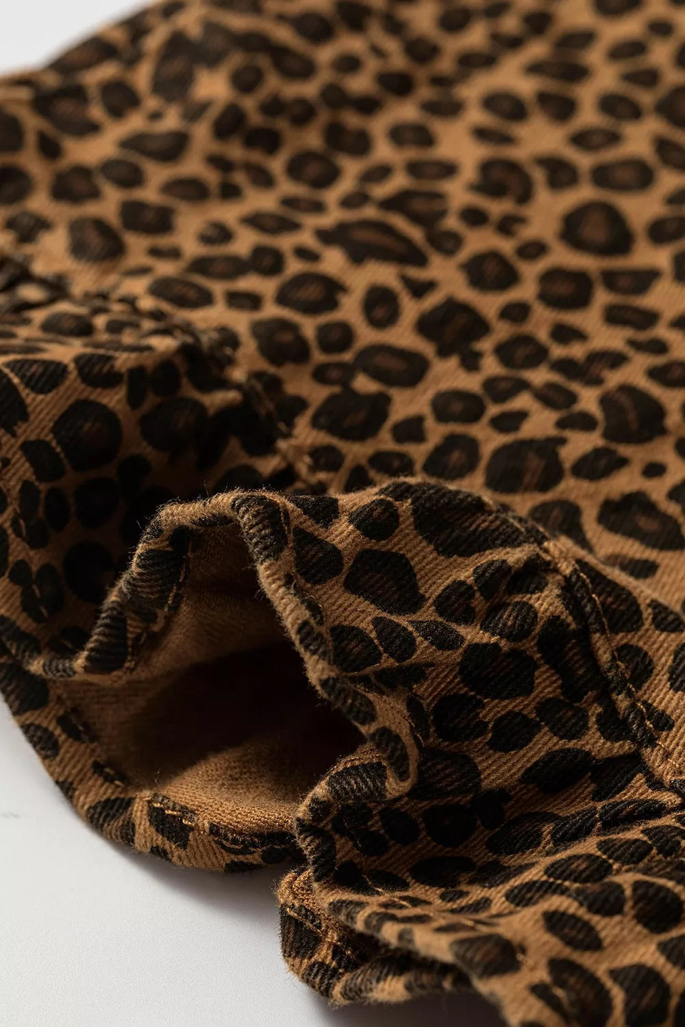 * Shift jean
* Leopard print
* High-waist
* Button/zipper closure
* Belt loops 
* Pocketed
* Ankle length
* Ruffled hem
* Slightly stretchy