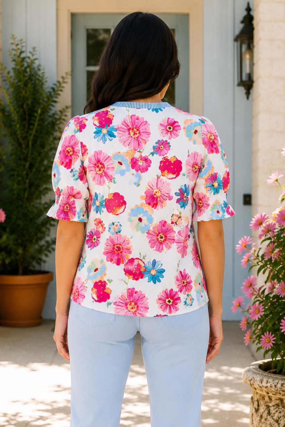 * Notch neck
* Short ruched puff sleeves
* Contrast trim
* Slightly stretchy

