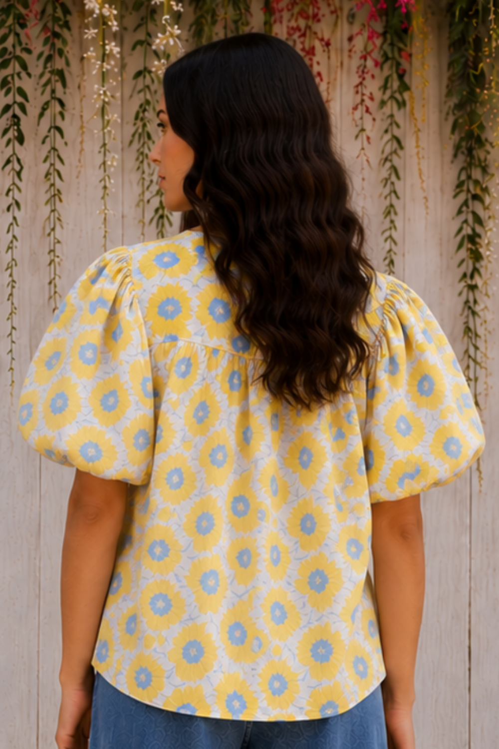 * V-neck
* Short puff sleeve
* Pleated
* Round hem
* Pullover
* No stretch