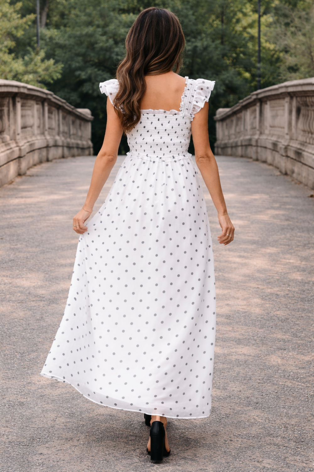 * Midi dress
* Square neck
* Ruffle sleeve
* Ruffled
* Smocked
* Frill
* Partially lined
* Pleated
* No stretch